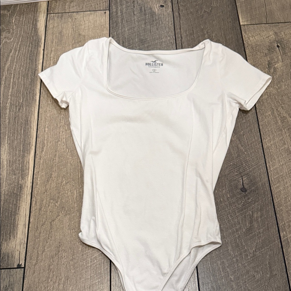 Hollister Cream Short Sleeve Bodysuit